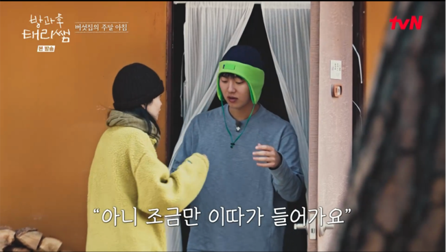 노란 수영복에 섹시한 몸매 어필하는 존예 처자