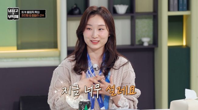 노란 수영복에 섹시한 몸매 어필하는 존예 처자