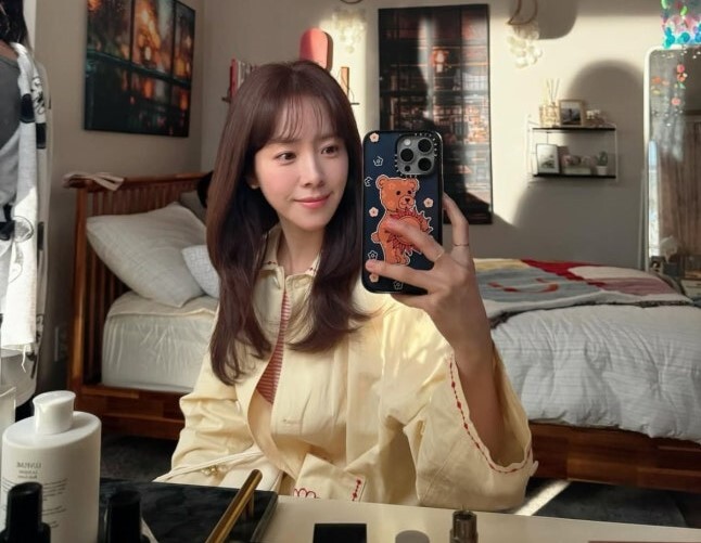 노란 수영복에 섹시한 몸매 어필하는 존예 처자