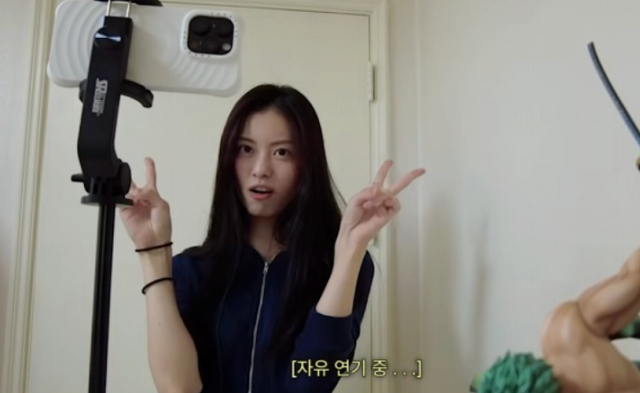 노란 수영복에 섹시한 몸매 어필하는 존예 처자