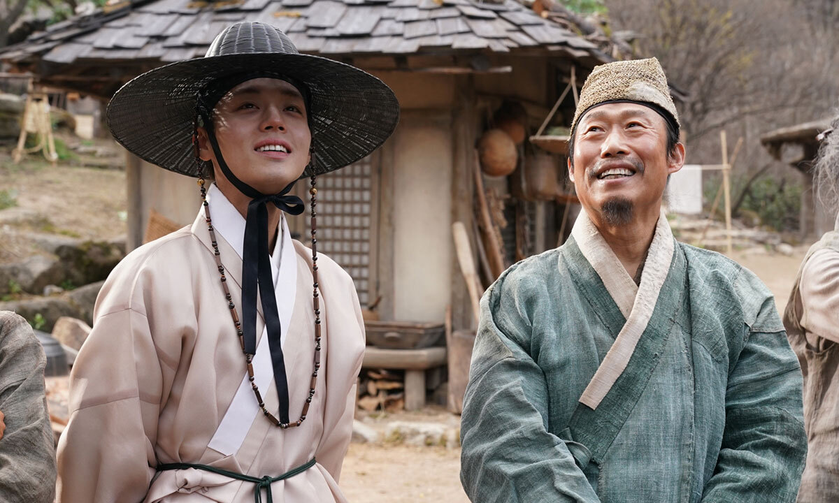 노란 수영복에 섹시한 몸매 어필하는 존예 처자