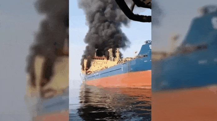 2026년 3월 1일 이란 오만 사이의 해역인 호르무즈 해협을 지나던 팔라우선적 유조선 스카이라이트호가 공격을 받고 화염과 연기에 휩싸이고 있다. AFP 연합뉴스