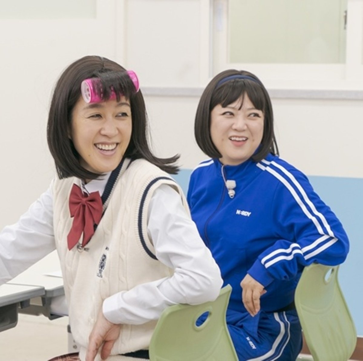 노란 수영복에 섹시한 몸매 어필하는 존예 처자