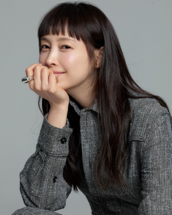 노란 수영복에 섹시한 몸매 어필하는 존예 처자