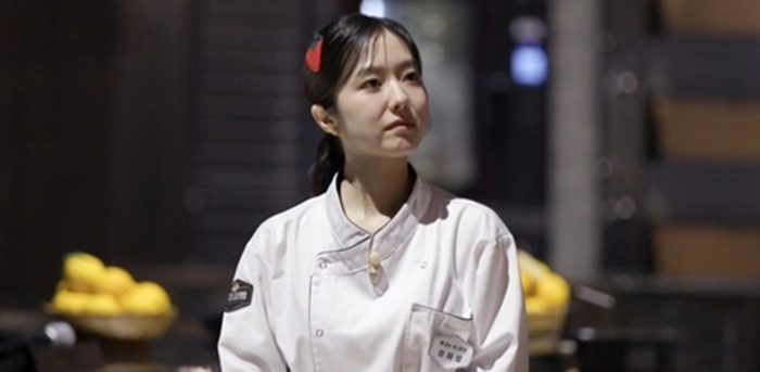 노란 수영복에 섹시한 몸매 어필하는 존예 처자