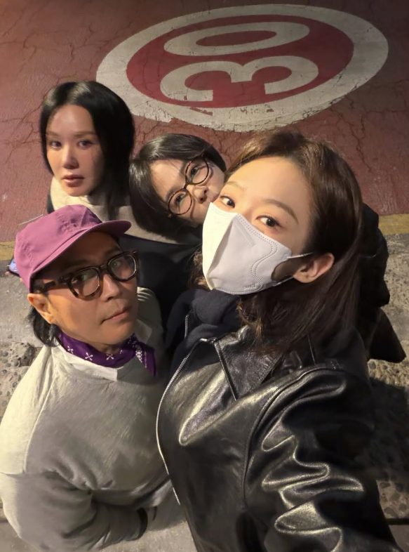 노란 수영복에 섹시한 몸매 어필하는 존예 처자