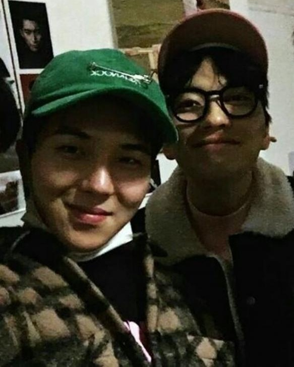 노란 수영복에 섹시한 몸매 어필하는 존예 처자