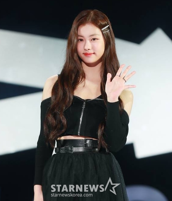 노란 수영복에 섹시한 몸매 어필하는 존예 처자