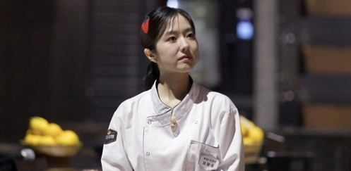 노란 수영복에 섹시한 몸매 어필하는 존예 처자