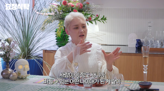 노란 수영복에 섹시한 몸매 어필하는 존예 처자