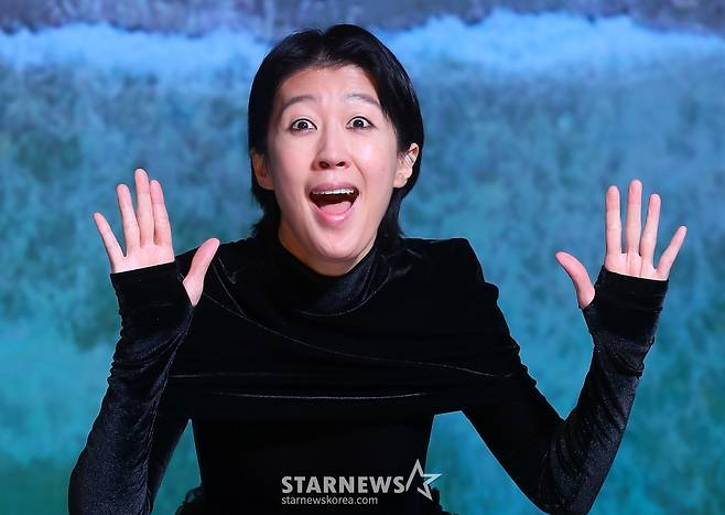 노란 수영복에 섹시한 몸매 어필하는 존예 처자