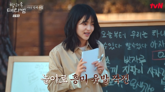 노란 수영복에 섹시한 몸매 어필하는 존예 처자