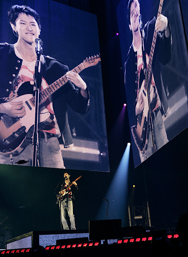 노란 수영복에 섹시한 몸매 어필하는 존예 처자