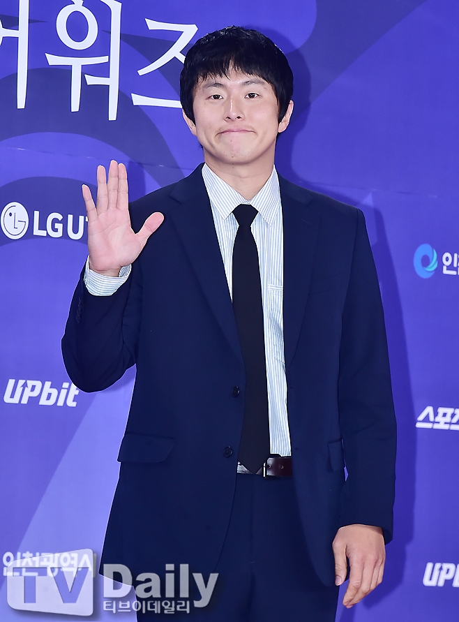 노란 수영복에 섹시한 몸매 어필하는 존예 처자