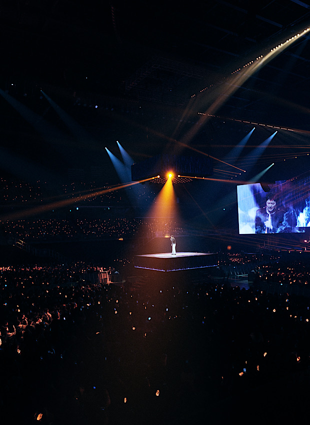 노란 수영복에 섹시한 몸매 어필하는 존예 처자