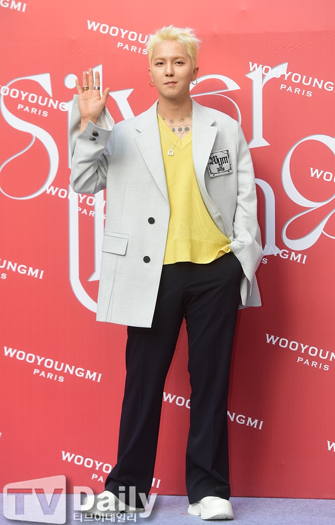 노란 수영복에 섹시한 몸매 어필하는 존예 처자