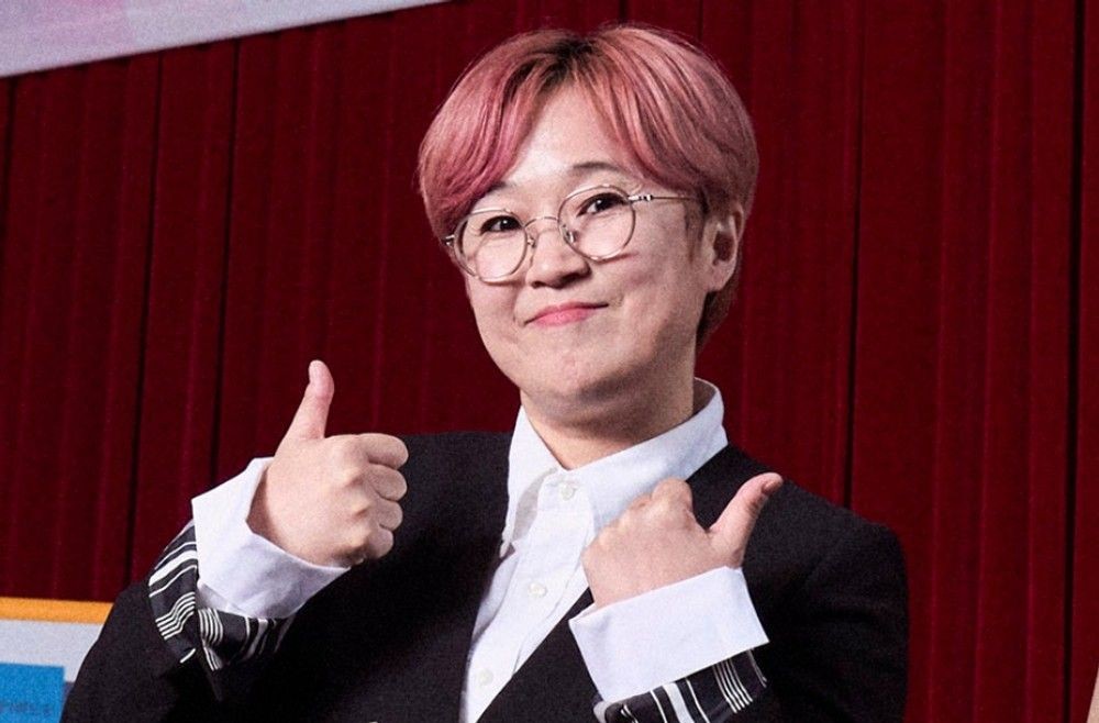 노란 수영복에 섹시한 몸매 어필하는 존예 처자