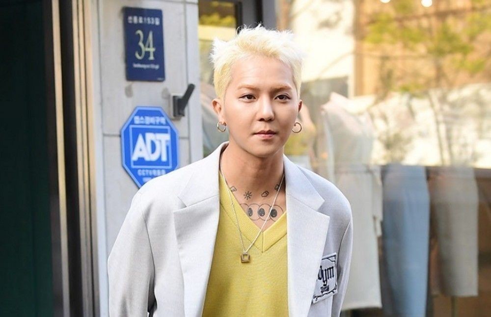 노란 수영복에 섹시한 몸매 어필하는 존예 처자