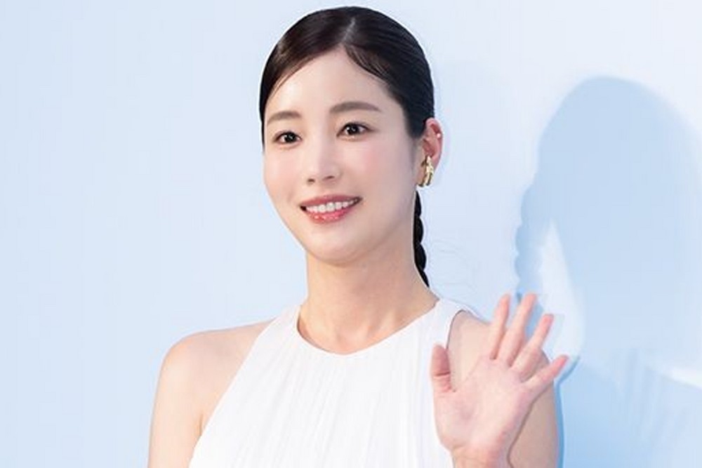 노란 수영복에 섹시한 몸매 어필하는 존예 처자