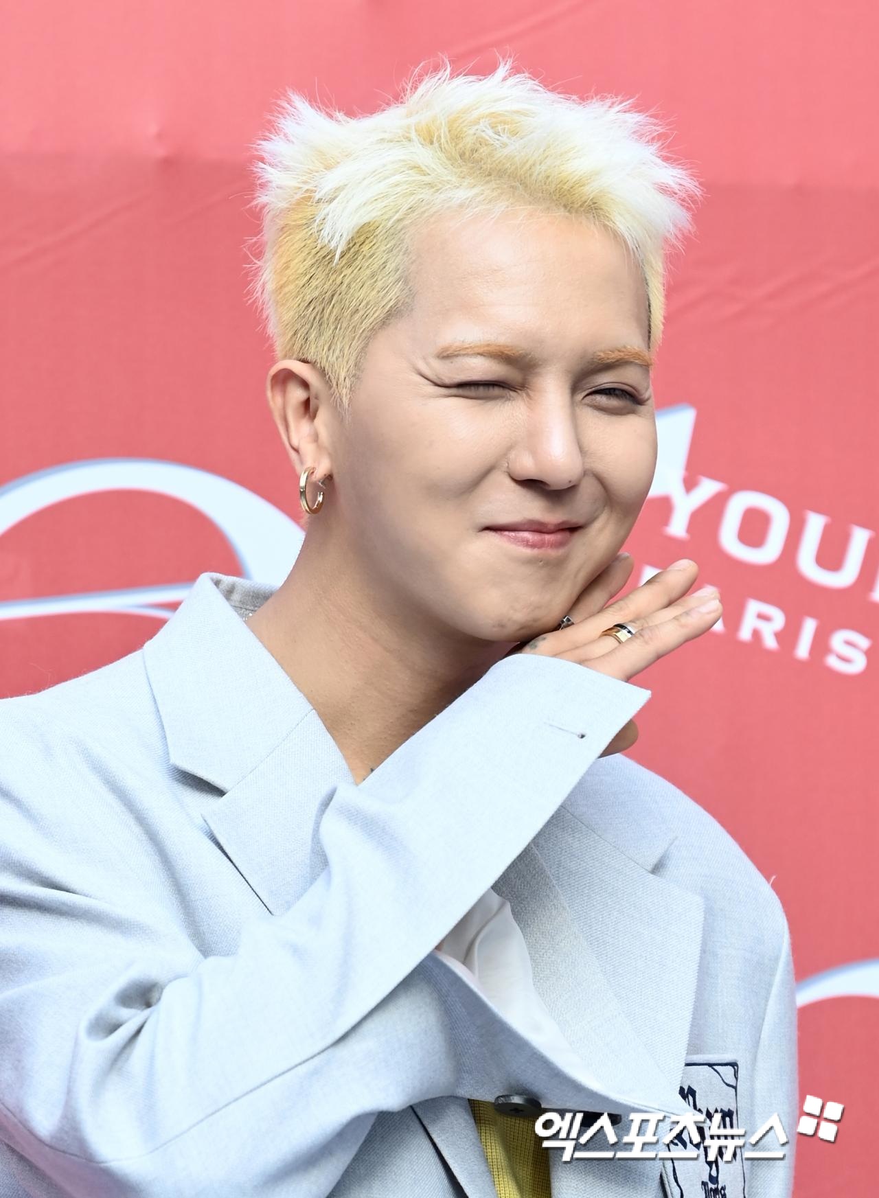 노란 수영복에 섹시한 몸매 어필하는 존예 처자