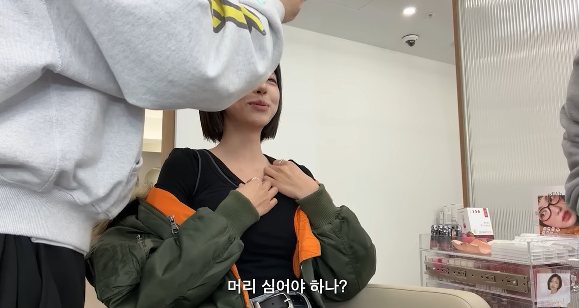 노란 수영복에 섹시한 몸매 어필하는 존예 처자