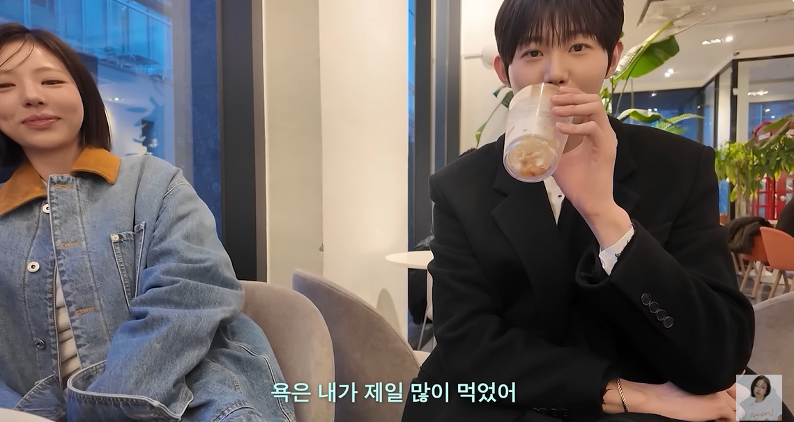 노란 수영복에 섹시한 몸매 어필하는 존예 처자