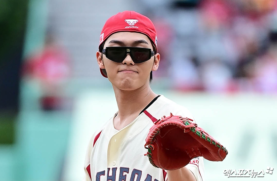 노란 수영복에 섹시한 몸매 어필하는 존예 처자