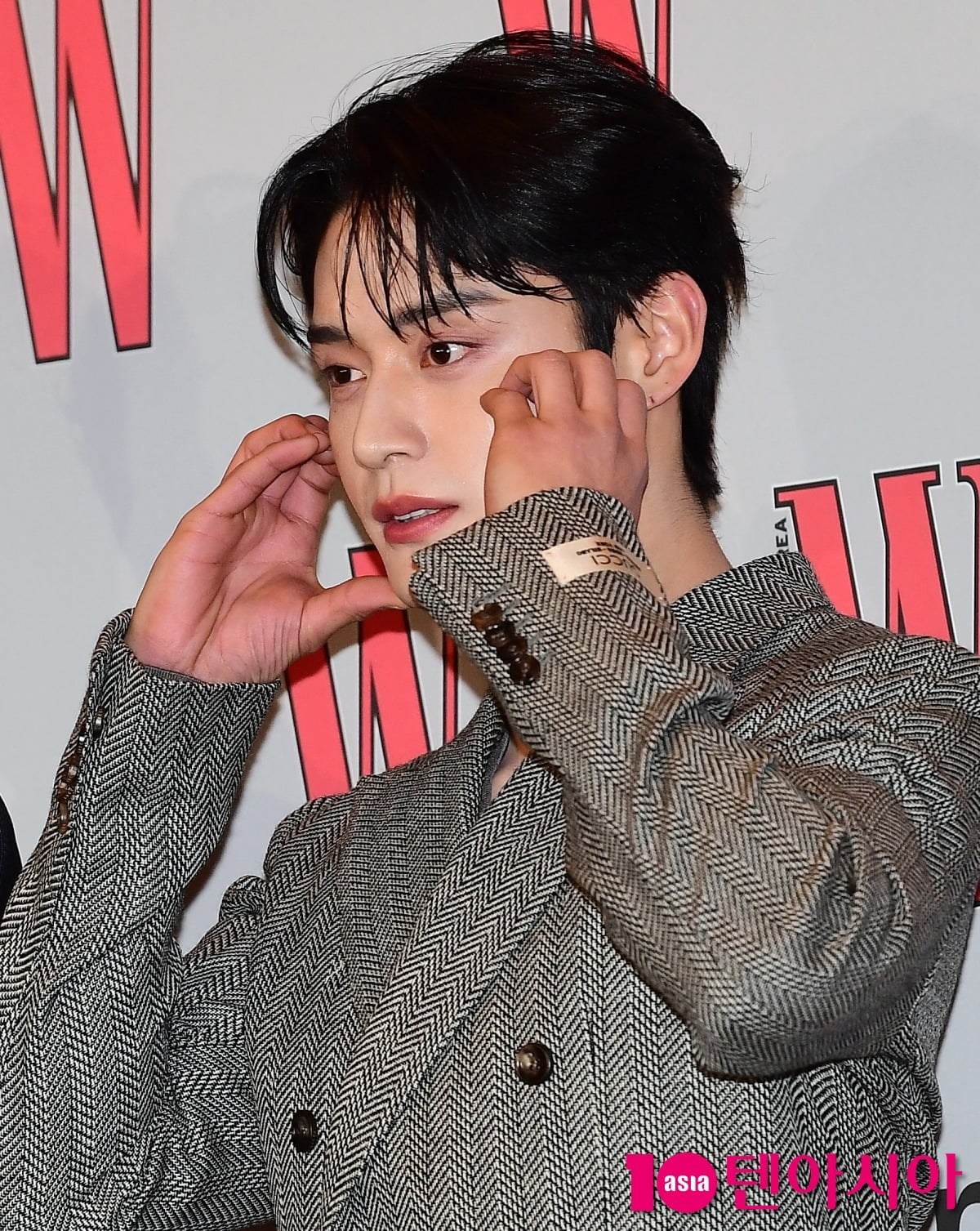 노란 수영복에 섹시한 몸매 어필하는 존예 처자