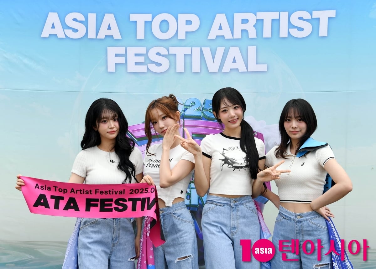 노란 수영복에 섹시한 몸매 어필하는 존예 처자