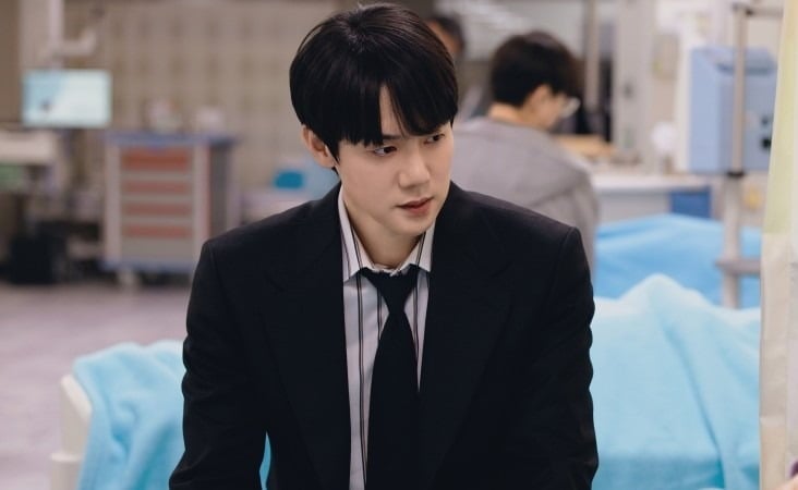 노란 수영복에 섹시한 몸매 어필하는 존예 처자