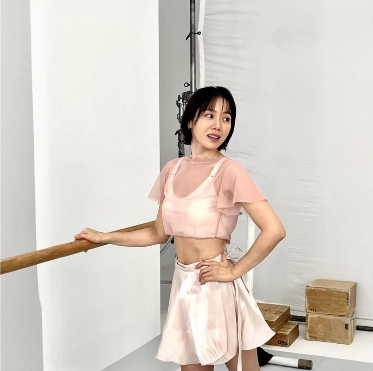 노란 수영복에 섹시한 몸매 어필하는 존예 처자