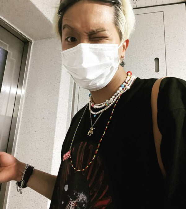 노란 수영복에 섹시한 몸매 어필하는 존예 처자