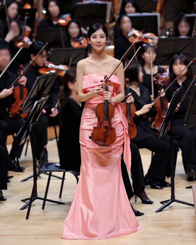 노란 수영복에 섹시한 몸매 어필하는 존예 처자