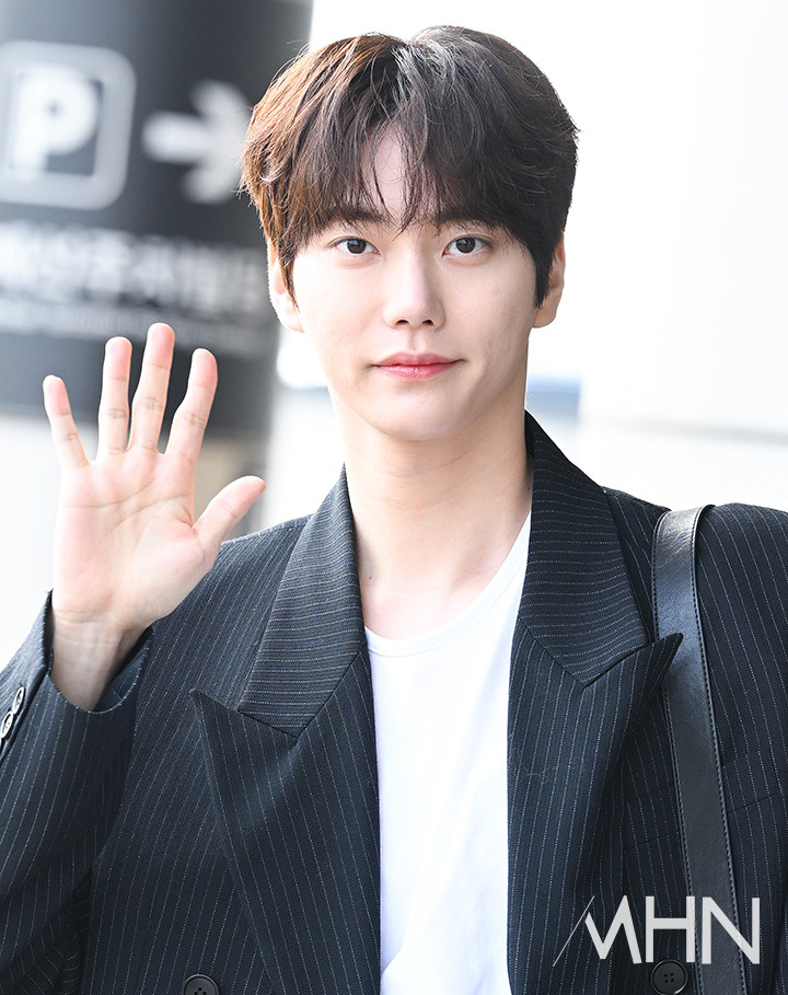 노란 수영복에 섹시한 몸매 어필하는 존예 처자