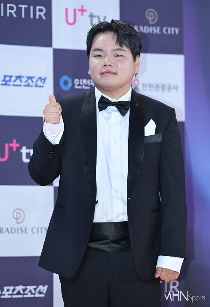 노란 수영복에 섹시한 몸매 어필하는 존예 처자