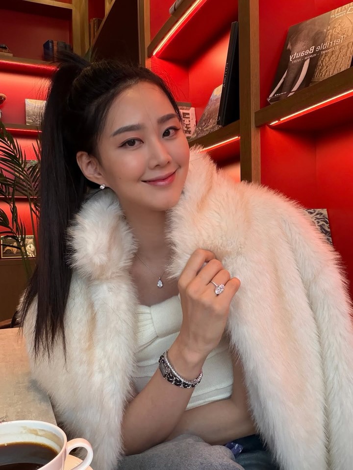 노란 수영복에 섹시한 몸매 어필하는 존예 처자