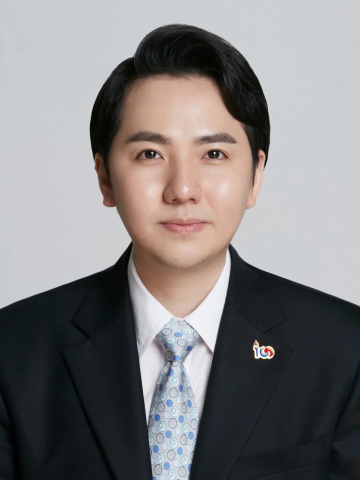 노란 수영복에 섹시한 몸매 어필하는 존예 처자