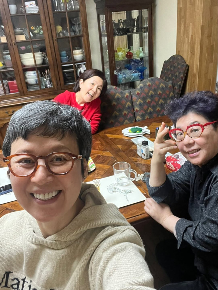 노란 수영복에 섹시한 몸매 어필하는 존예 처자