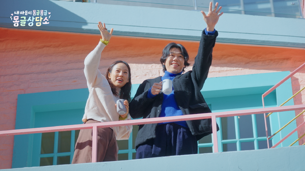 노란 수영복에 섹시한 몸매 어필하는 존예 처자