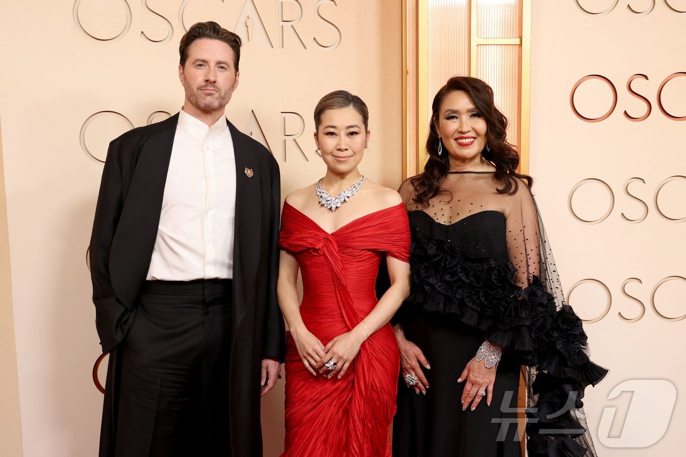 노란 수영복에 섹시한 몸매 어필하는 존예 처자