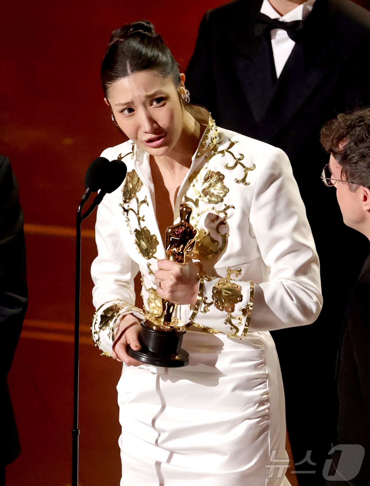 노란 수영복에 섹시한 몸매 어필하는 존예 처자