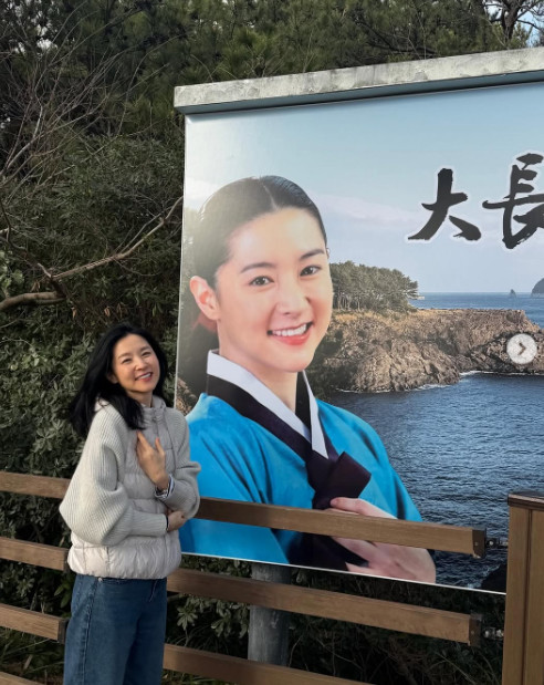 노란 수영복에 섹시한 몸매 어필하는 존예 처자