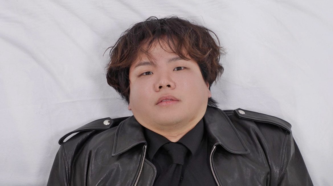 노란 수영복에 섹시한 몸매 어필하는 존예 처자