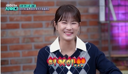 노란 수영복에 섹시한 몸매 어필하는 존예 처자