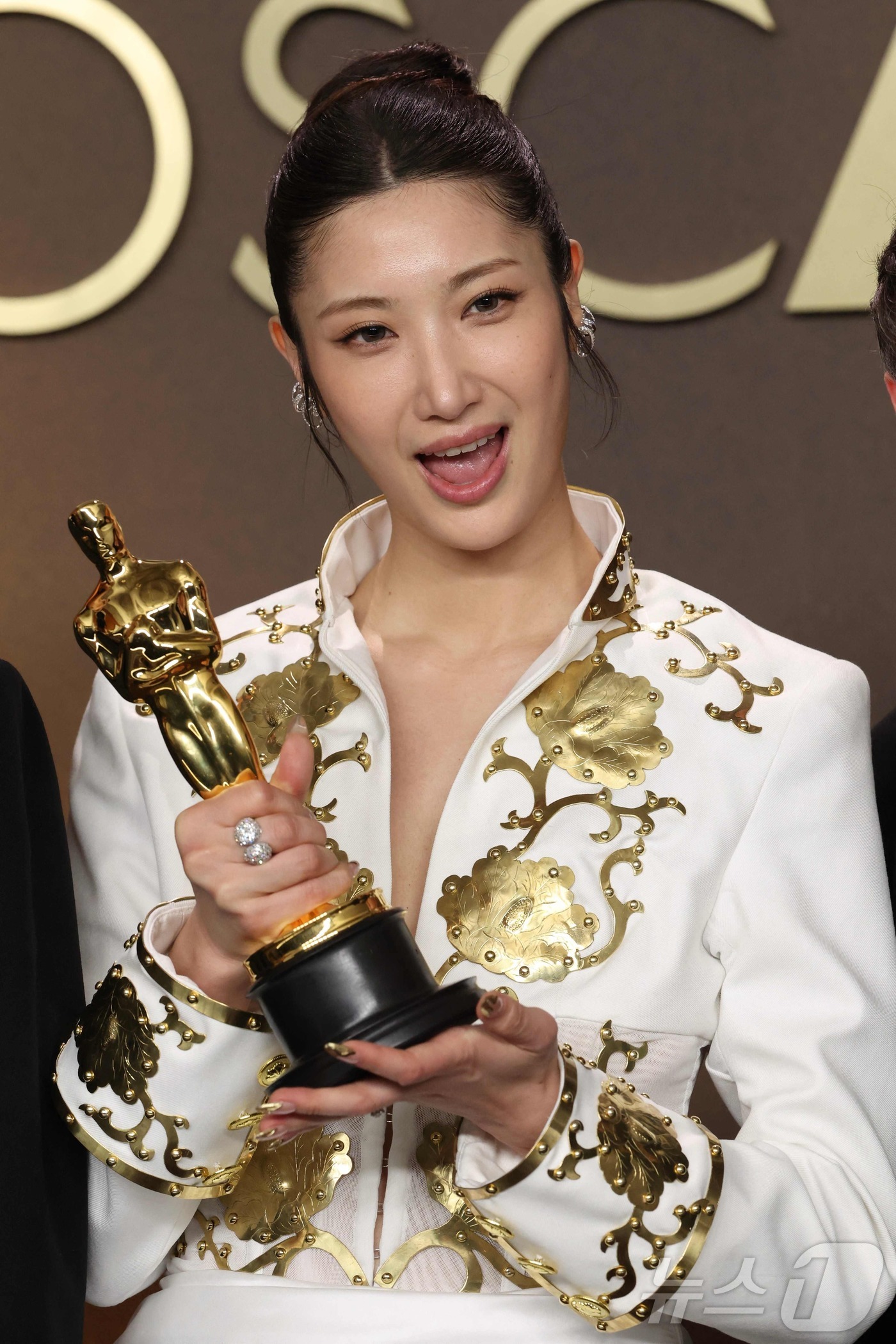 노란 수영복에 섹시한 몸매 어필하는 존예 처자