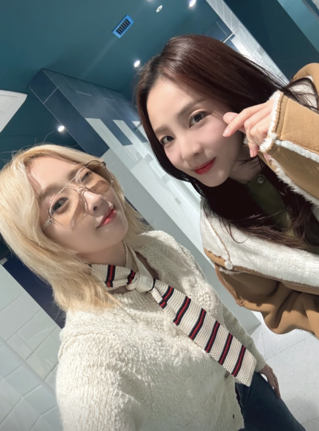 노란 수영복에 섹시한 몸매 어필하는 존예 처자