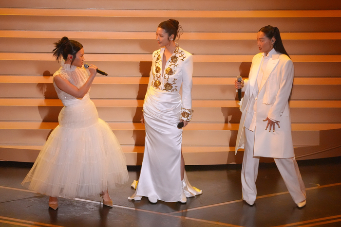 노란 수영복에 섹시한 몸매 어필하는 존예 처자