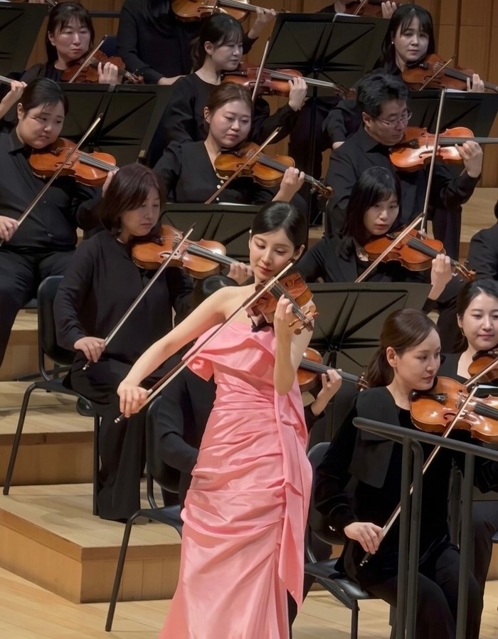 노란 수영복에 섹시한 몸매 어필하는 존예 처자