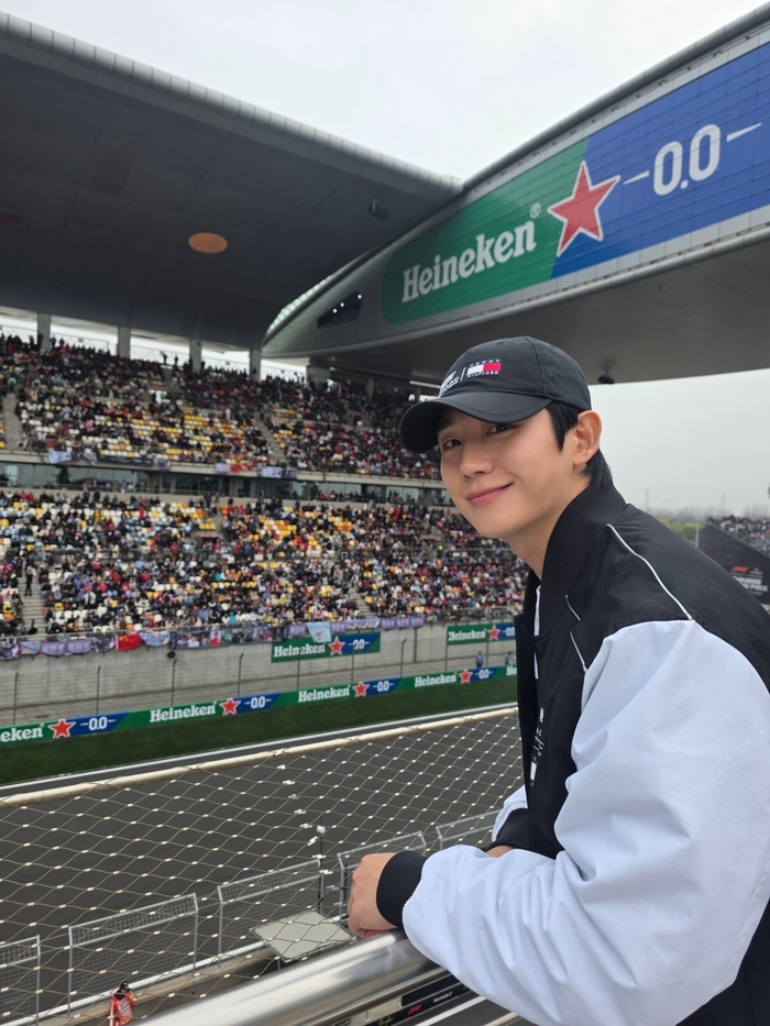 노란 수영복에 섹시한 몸매 어필하는 존예 처자