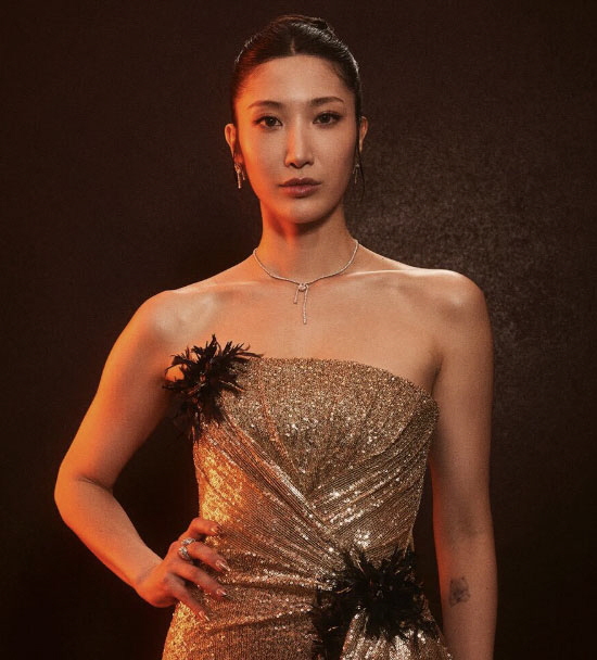 노란 수영복에 섹시한 몸매 어필하는 존예 처자